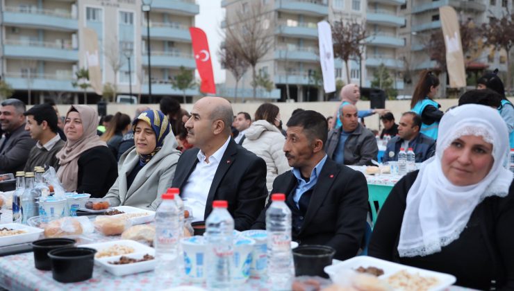 Mardin Valisi Demirtaş vatandaşlarla iftar yaptı