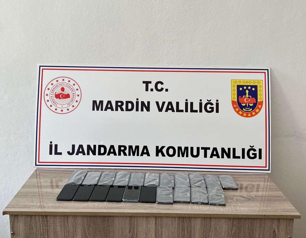 Mardin’de durdurulan araçta kaçak cep telefonları ele geçirildi
