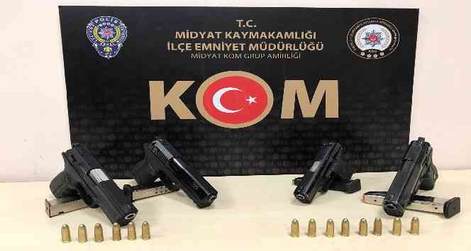 Mardin’de durdurulan şüpheli araçtan ruhsatsız tabancalar çıktı