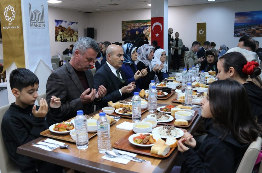 Mardin Valisi Demirtaş, ilk iftarını depremzede vatandaşlarla yaptı