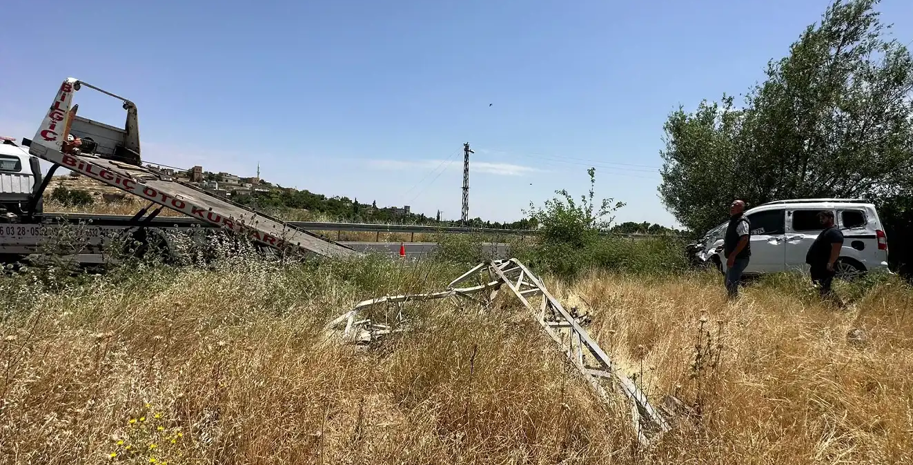 Mardin’de hafif ticari araç elektrik direğine çarptı: 1 yaralı