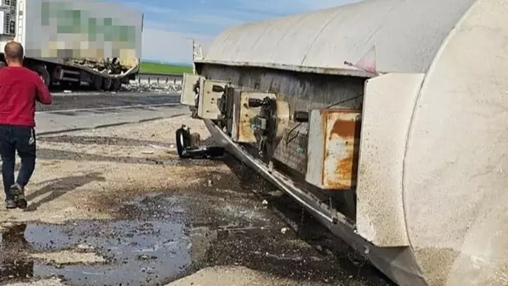 Nusaybin’de TIR ile çarpışan akaryakıt yüklü tanker devrildi: 2 yaralı