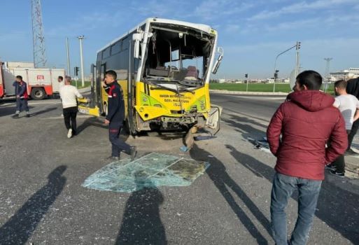 Kızıltepe’de Şehir İçi Otobüsü ile TIR çarpıştı: 16 yaralı