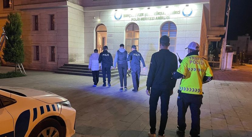 Mardin’de trafikte akrobasi gösterisi yapan 3 motosikletliye 95 bin lira ceza