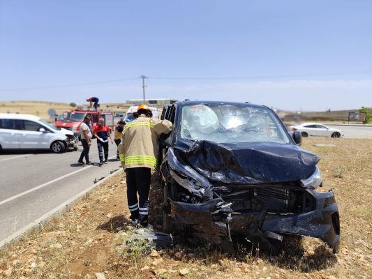 Mardin’de 2 hafif ticari aracın çarpıştığı kazada 3 kişi yaralandı