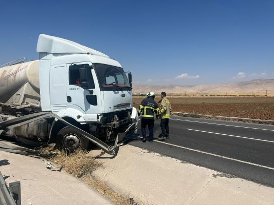 Mardin’de beton mikseri bariyerleri biçip durabildi