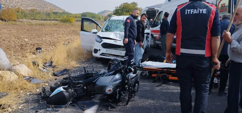Savur’da hafif ticari araç ile motosiklet çarpıştı: 2 yaralı