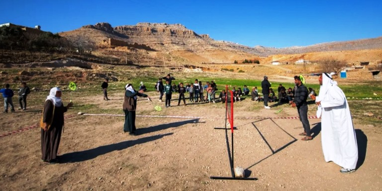 Kızıltepe’de şalvarlı ve fistanlı badminton maçı