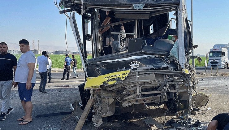 Kızıltepe’de halk otobüsü ile tır çarpıştı: 1 ölü, 9 yaralı