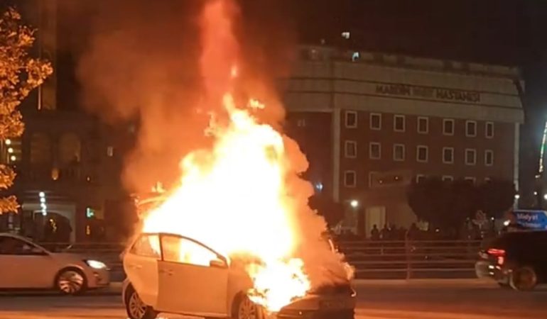 Mardin’de seyir halindeki otomobil alevlere teslim oldu
