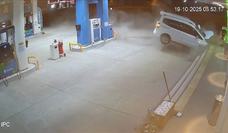 Mardin’de kontrolden çıkan araç, petrol ofisine daldı