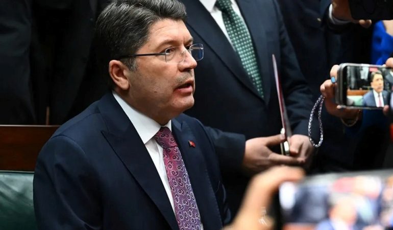 Bakan Tunç açıkladı: Bayrak provokasyonunda 14 gözaltı